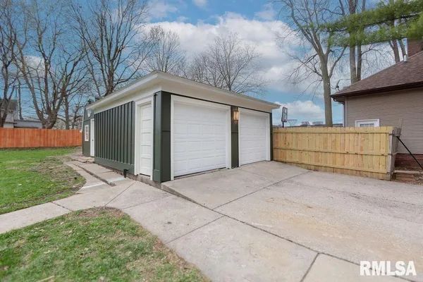 $367,900 | 302 South Darst Street, Eureka, IL 61530