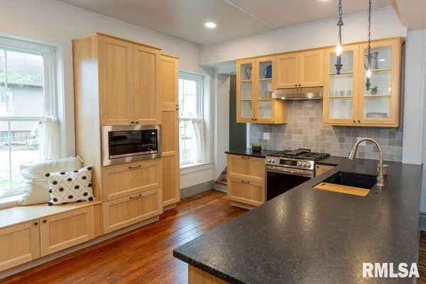 $367,900 | 302 South Darst Street, Eureka, IL 61530
