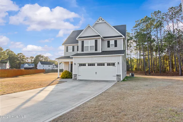 $1,900 | 405 Crestmont Court, Richlands, NC 28574