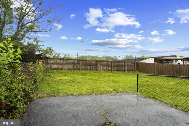 a view of a yard with basketball court