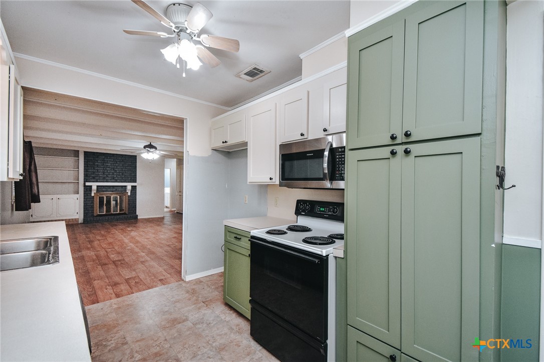 1407 Plantation Road Victoria, TX 77904 - Photo 9 of 17