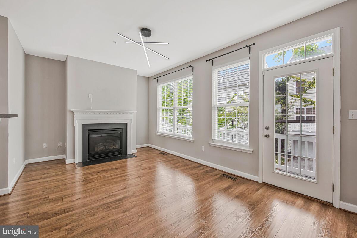 5412 Lanier Avenue Camp Springs, MD 20746 - Photo 20 of 38 LR w/FP