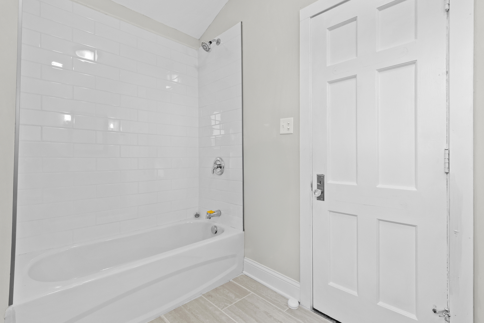 727 Selborne Road Riverside, IL 60546 - Photo 8 of 15 a bathroom with a bathtub and a shower