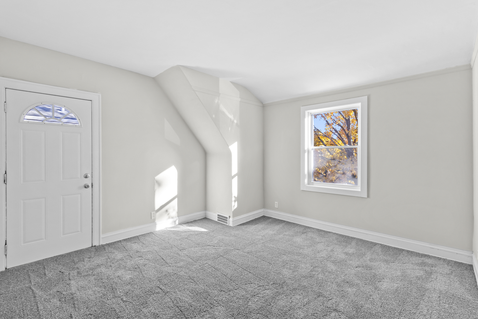 727 Selborne Road Riverside, IL 60546 - Photo 9 of 15 an empty room with windows and closet