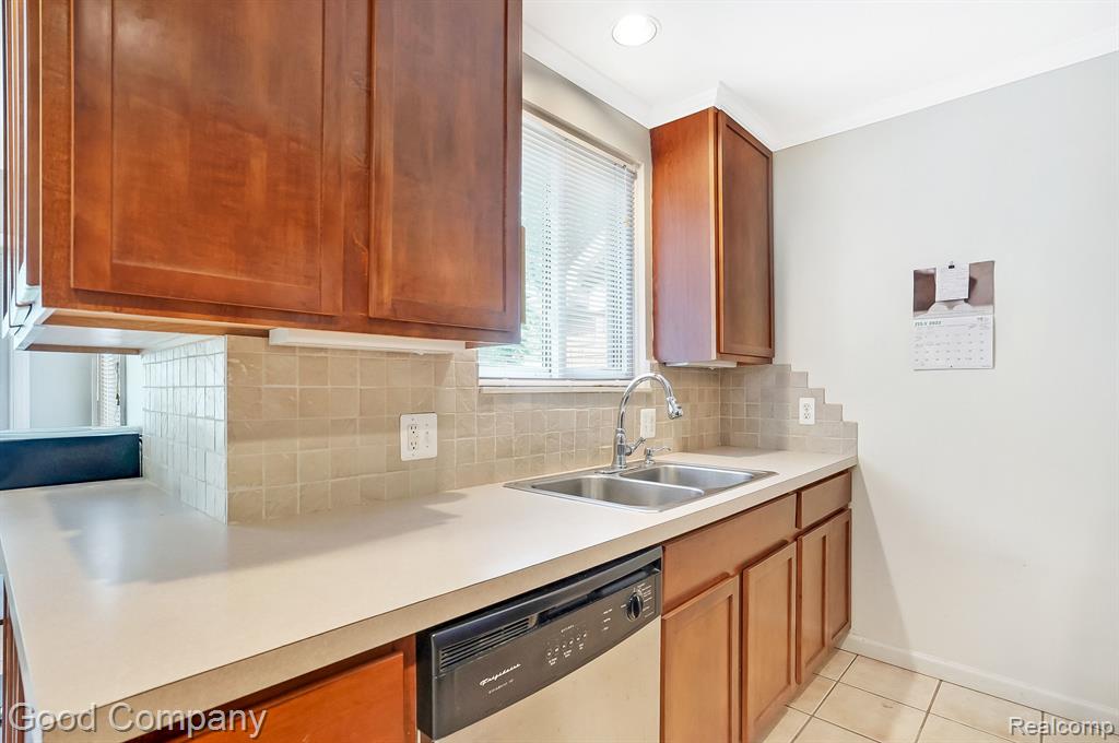 27577 Rackham Drive Lathrup Village, MI 48076 - Photo 13 of 40