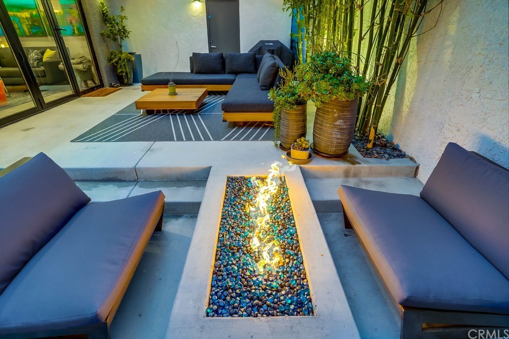1051 Prospect Avenue Long Beach, CA 90804 - Photo 26 of 56 a living room with furniture and a rug