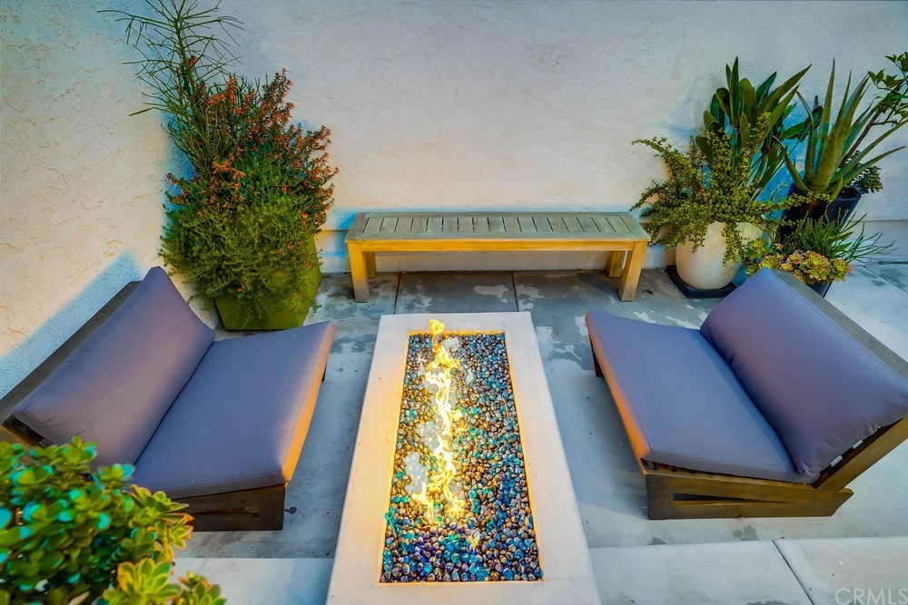1051 Prospect Avenue Long Beach, CA 90804 - Photo 31 of 56 a bath room with a chair and a potted plant
