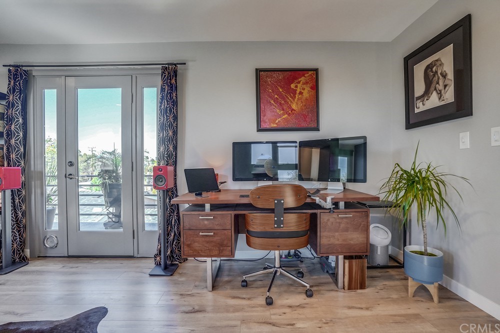 1051 Prospect Avenue Long Beach, CA 90804 - Photo 50 of 56 a living room with furniture
