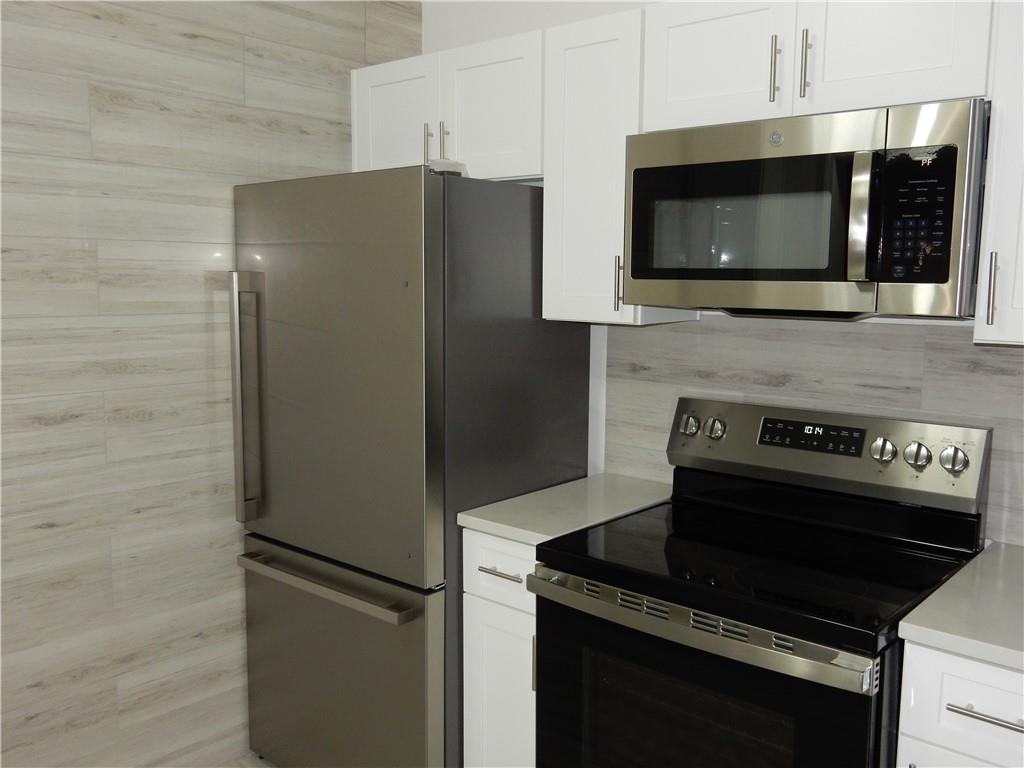 3083 Colonial Way, Unit N Atlanta, GA 30341 - Photo 7 of 20 a kitchen with a refrigerator stove and microwave
