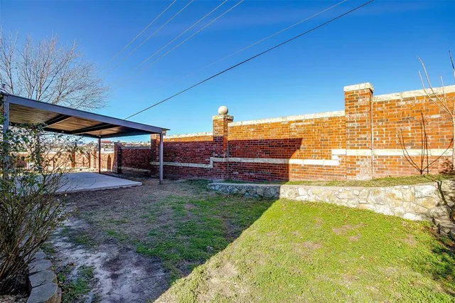a view of a house with backyard and porch