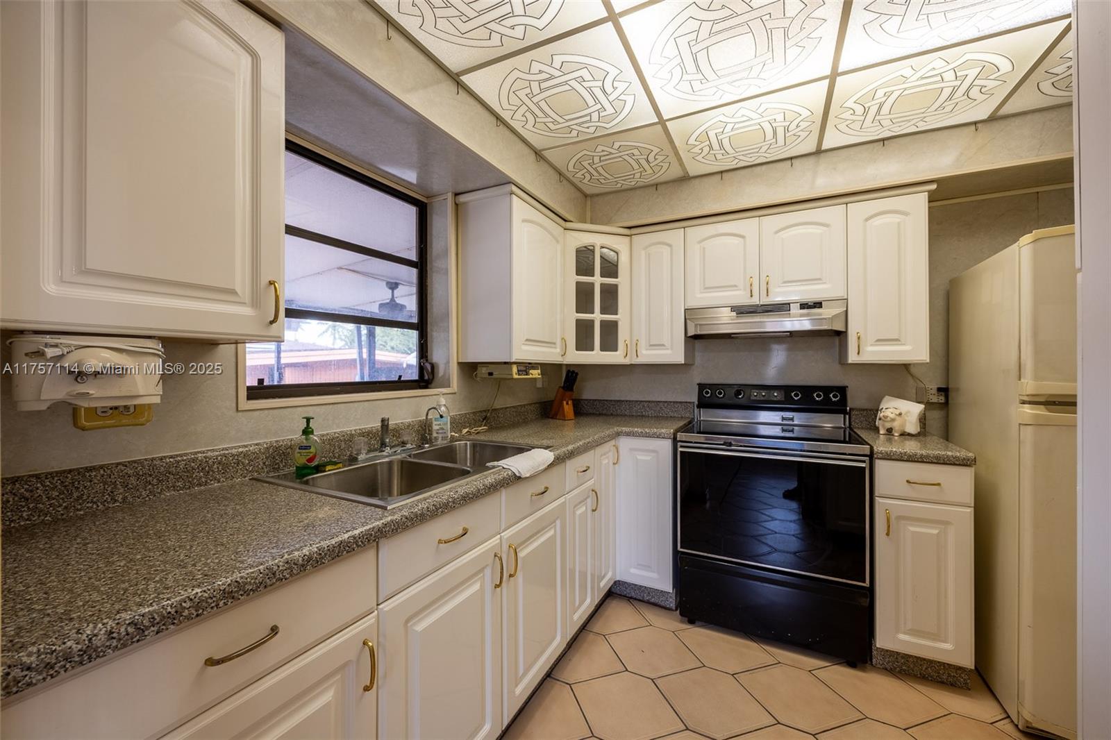 4485 East 8th Avenue Hialeah, FL 33013 - Photo 12 of 40