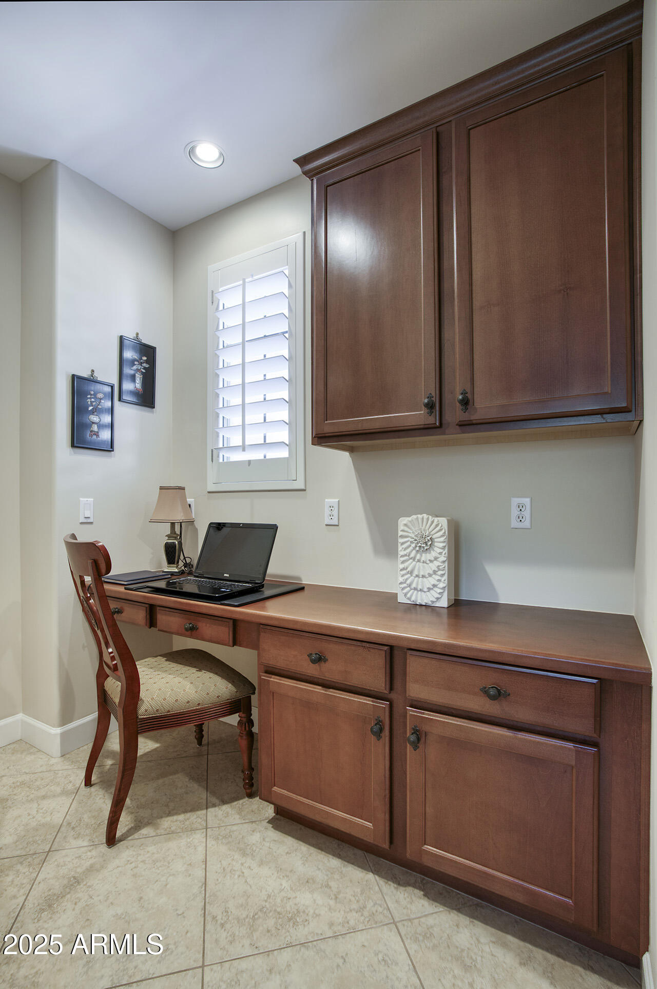9190 East Hoverland Road Scottsdale, AZ 85255 - Photo 19 of 35 a room with cabinets and piano table