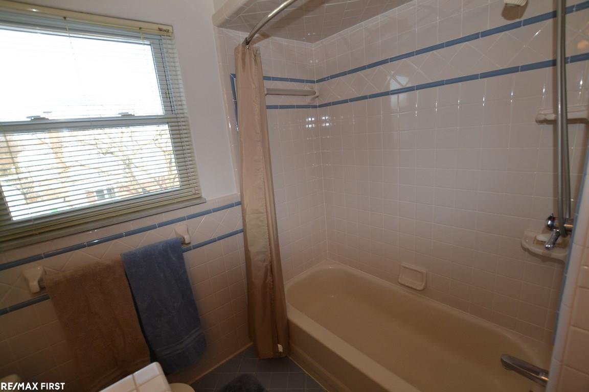 18489 Davidson Road Fraser, MI 48026 - Photo 23 of 43 31337935-22.JPG