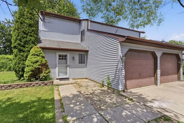 $294,990 | 930 Autumn Lane, Aurora, IL 60505