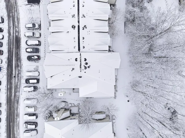 a view of a tennis court