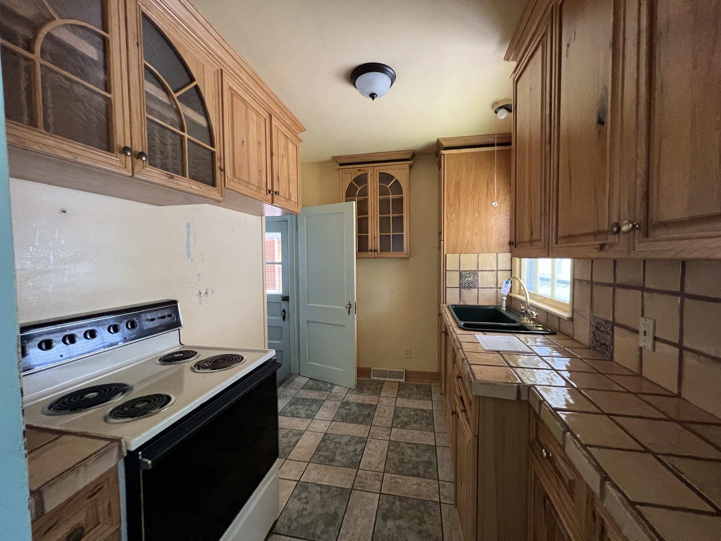 626 Woolf Court Rochelle, IL 61068 - Photo 6 of 23 a kitchen with a stove and a refrigerator