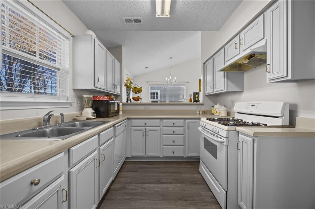 825 Hopewell Street High Point, NC 27263 - Photo 11 of 27