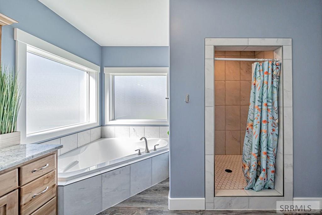811 Harborside Loop Blackfoot, ID 83221 - Photo 19 of 40 Walk-in Shower and Soaker Tub