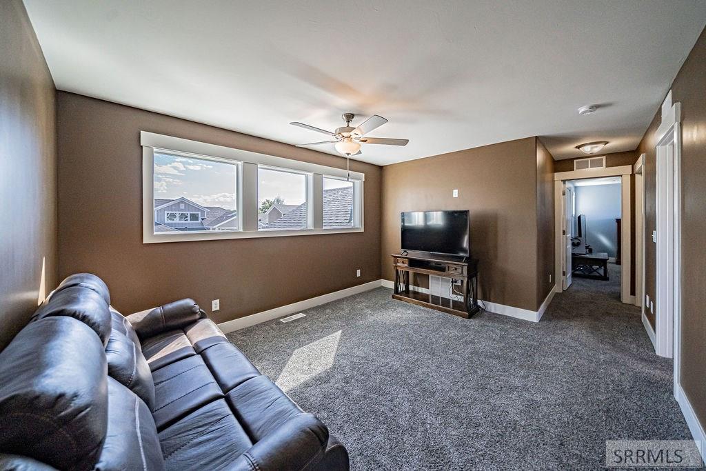 811 Harborside Loop Blackfoot, ID 83221 - Photo 26 of 40 Family Room-Up