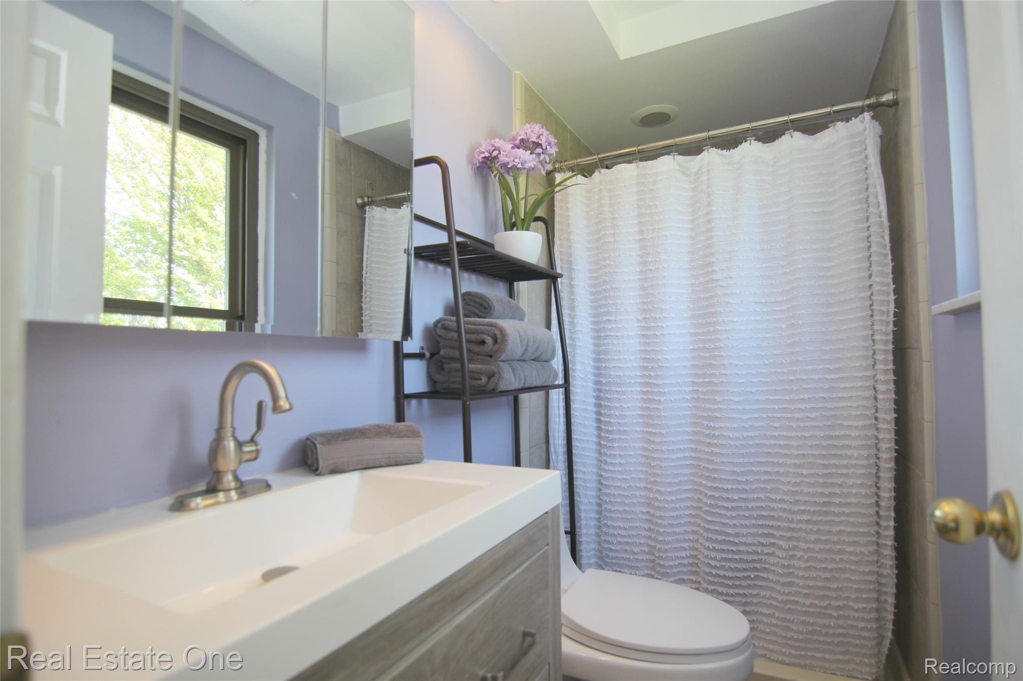 5305 Inverrary Lane Commerce Township, MI 48382 - Photo 15 of 27 Inverrary Ln Master Bath