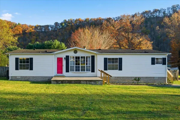 a view of a house with a yard