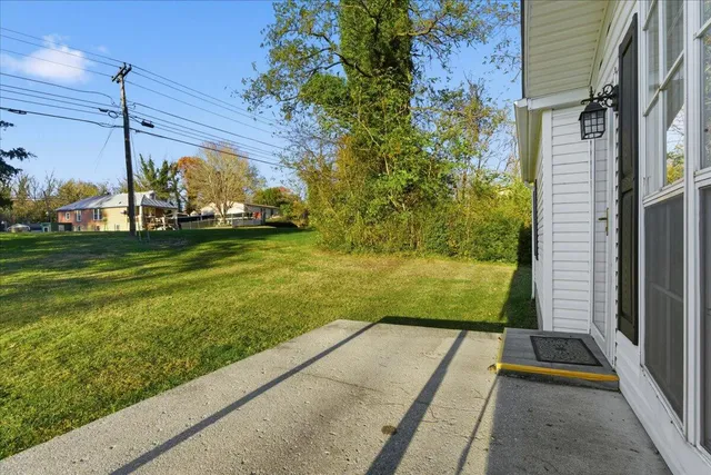 a view of a back yard