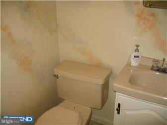 1041 Hoven Road Philadelphia, PA 19115 - Photo 12 of 12 Bathroom