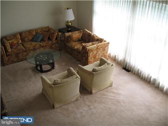 1041 Hoven Road Philadelphia, PA 19115 - Photo 3 of 12 Living Room