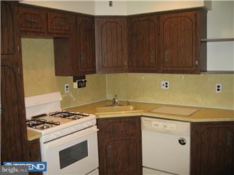 1041 Hoven Road Philadelphia, PA 19115 - Photo 5 of 12 Kitchen