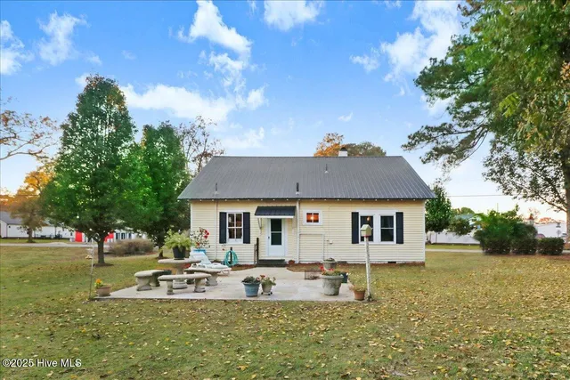 $219,900 | 302 North Sycamore Street, Fremont, NC 27830