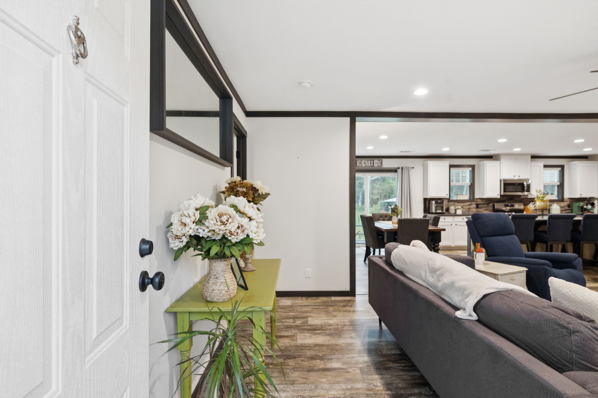 4650 Lunns Store Road Chapel Hill, TN 37034 - Photo 10 of 40 a living room with furniture flowerpot and flower pot
