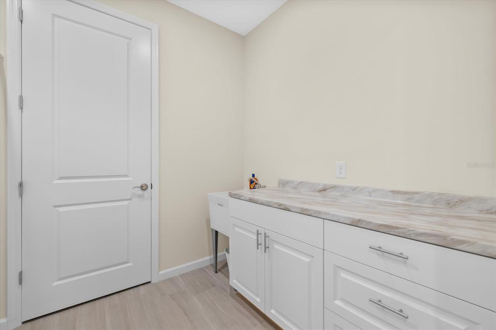 6835 Chester Trail Bradenton, FL 34202 - Photo 28 of 40 a utility room with a sink