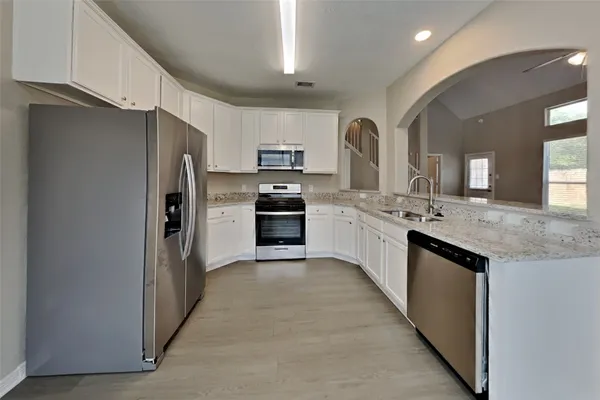 $2,100 | 8000 North Tarrytown Crossing Drive, Conroe, TX 77304