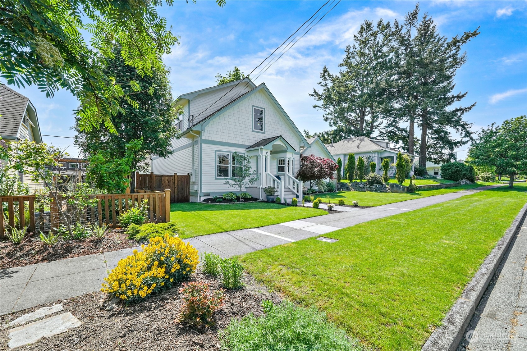 1505 9th Street Anacortes, WA 98221 - Photo 38 of 40 a front view of house with yard and green space