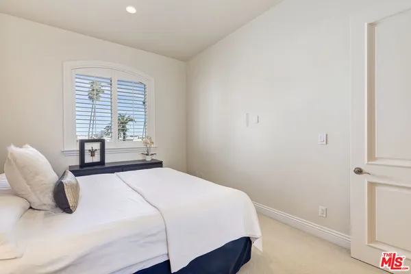$11,500 | 132 South Maple Drive, Unit PH4, Beverly Hills, CA 90212