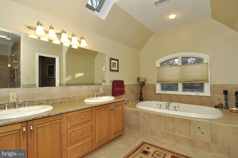 6312 Walhonding Road Bethesda, MD 20816 - Photo 24 of 29 Bath (Master)