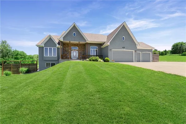 $895,000 | 28265 Overbrook Road, Paola, KS 66071