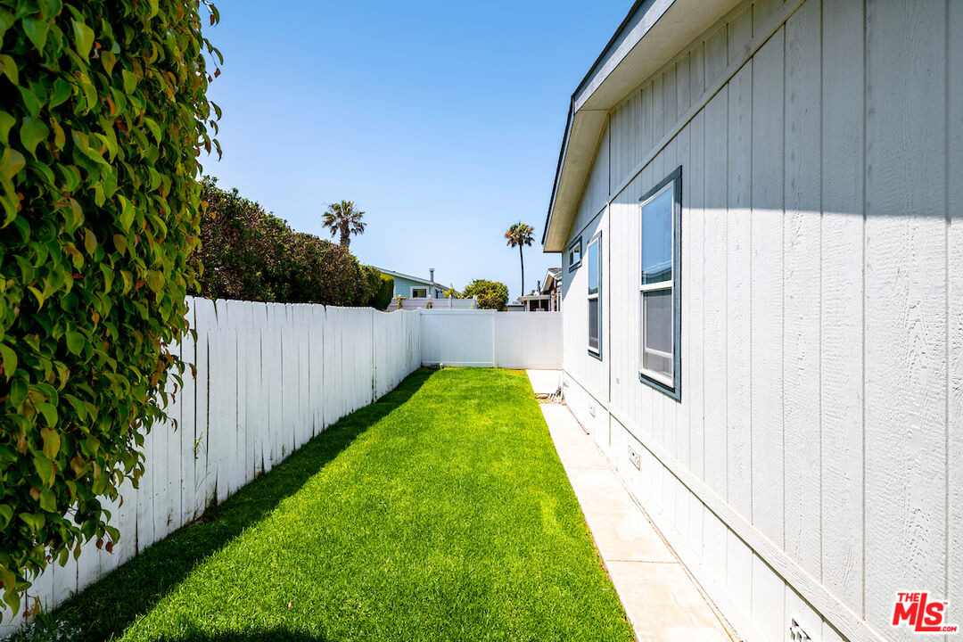 29500 Heathercliff Road, Unit 3 Malibu, CA 90265 - Photo 17 of 18 a view of a backyard