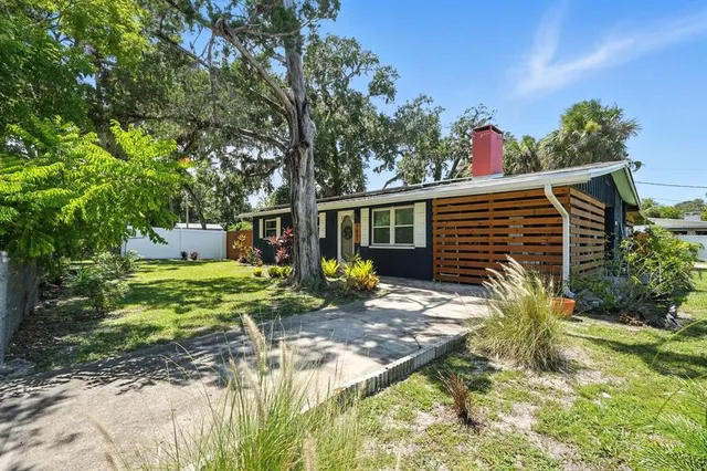 a view of a back yard of the house