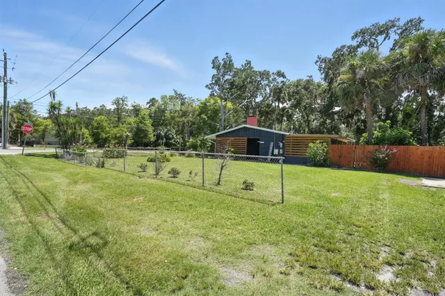 a view of house with a big yard