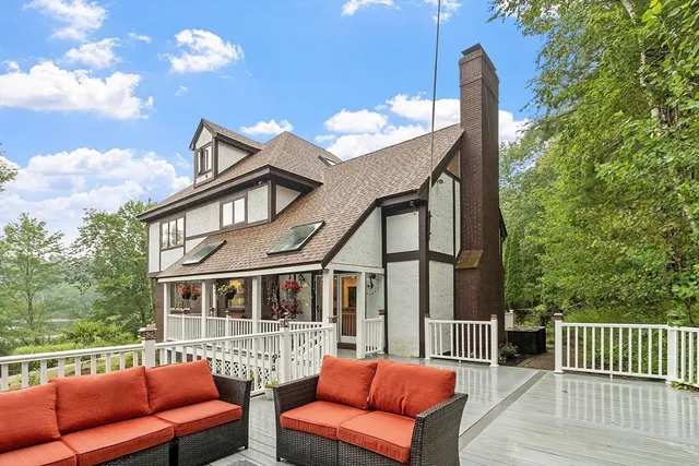 a view of a house with backyard and garden