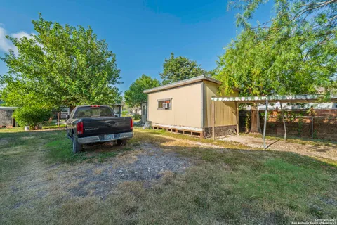 a view of a house with backyard