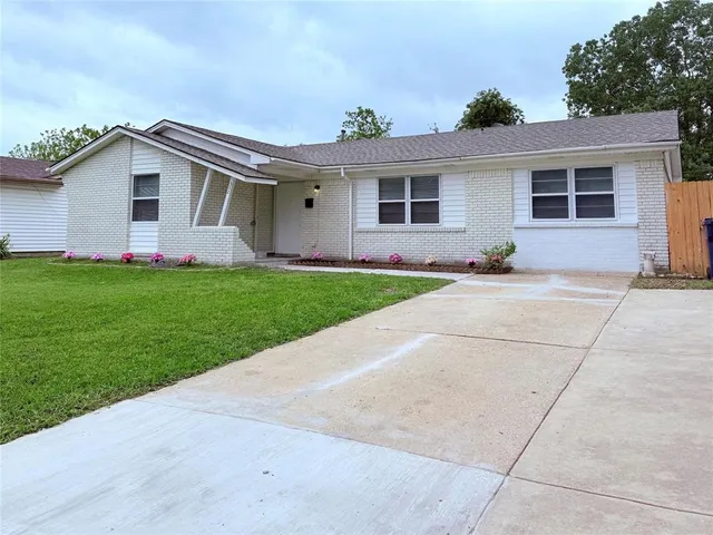 a view of a yard in front of a house with garage