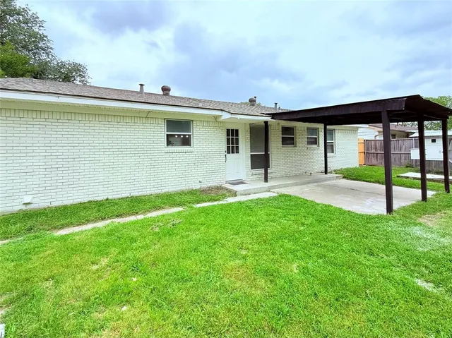 a view of a house with backyard and garden
