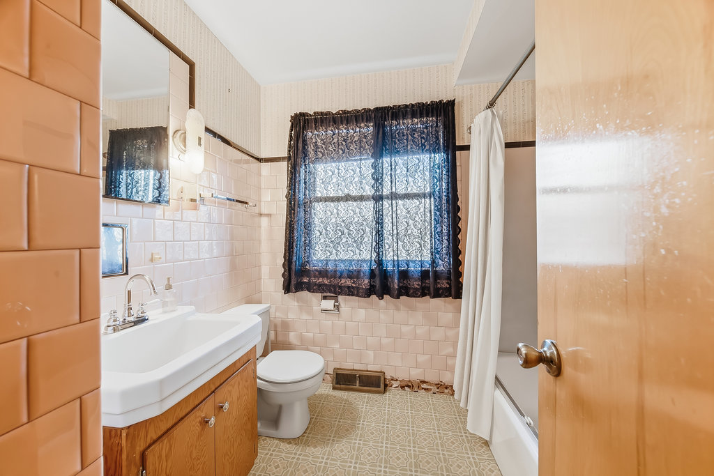 22 Charing Cross Road Chicago Heights, IL 60411 - Photo 20 of 25 a bathroom with a sink toilet and shower