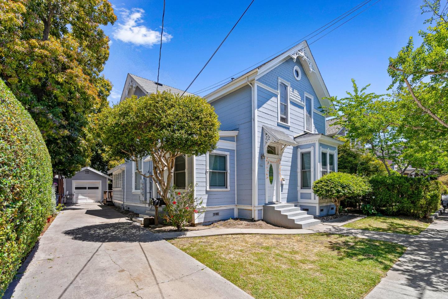 514 Washington Street Santa Cruz, CA 95060 - Photo 2 of 25 a front view of a house with garden
