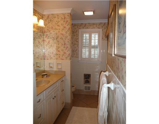 700 Pinoak Road Mt. Lebanon, PA 15243 - Photo 14 of 18 Full Bath.