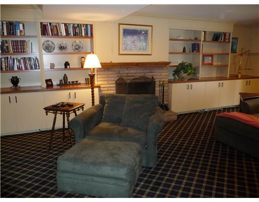 700 Pinoak Road Mt. Lebanon, PA 15243 - Photo 17 of 18 Den/Family/Great Room.