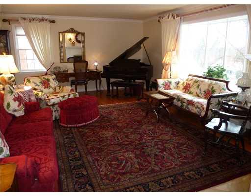 700 Pinoak Road Mt. Lebanon, PA 15243 - Photo 3 of 18 Living Room.
