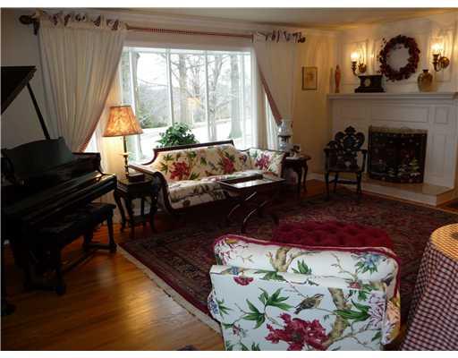 700 Pinoak Road Mt. Lebanon, PA 15243 - Photo 4 of 18 Living Room.